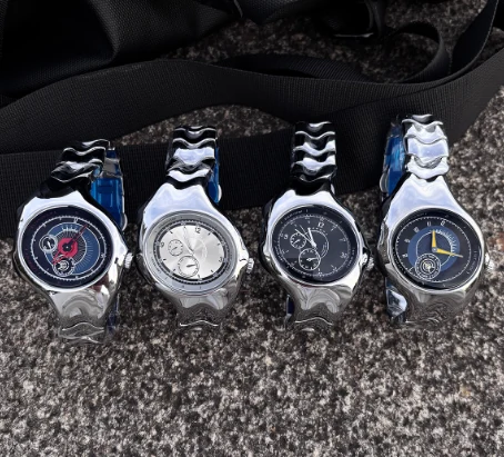 Red, Silver, Black y Yellow Crono