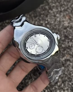 Silver Crono en la muñeca